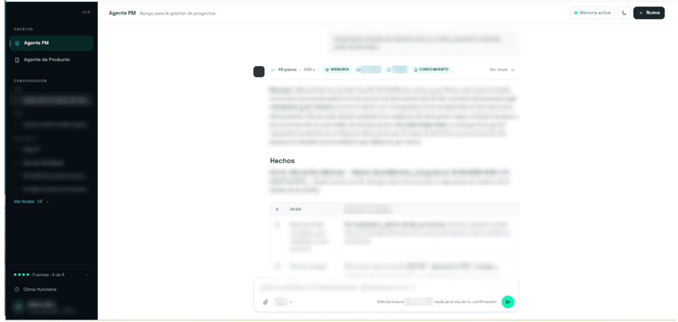 Pantalla del asistente de gestión de proyectos con los pasos y las fuentes consultadas para una respuesta. Las conversaciones, los nombres y el contenido de la respuesta aparecen difuminados
